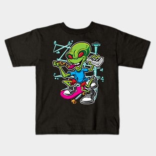 Alien UFO Flying Saucer Pizza Delivery Skateboard Kids T-Shirt